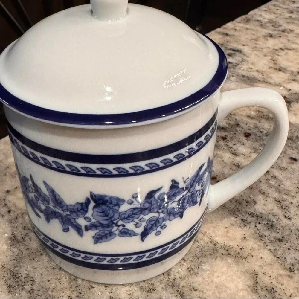 Williams Sonoma vintage Blue and White Ceramic mug with Lid 3x3in no chips